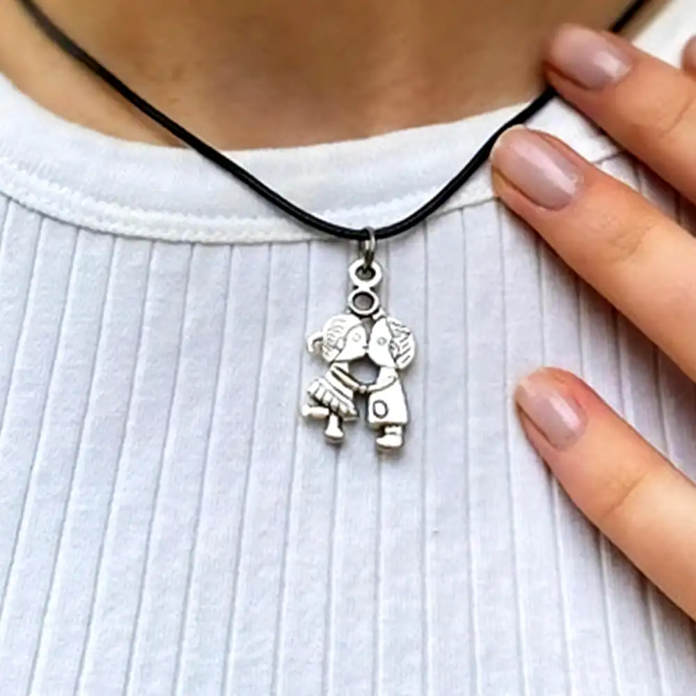 Charm pereche de indragostiti si simbolul infinitului cu snur negru