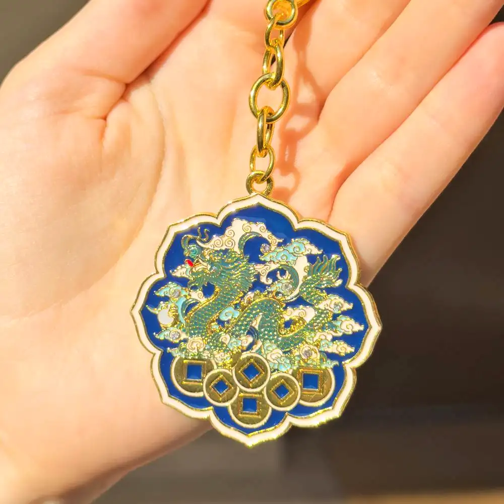 Breloc Dragon Celest pe pat de monezi