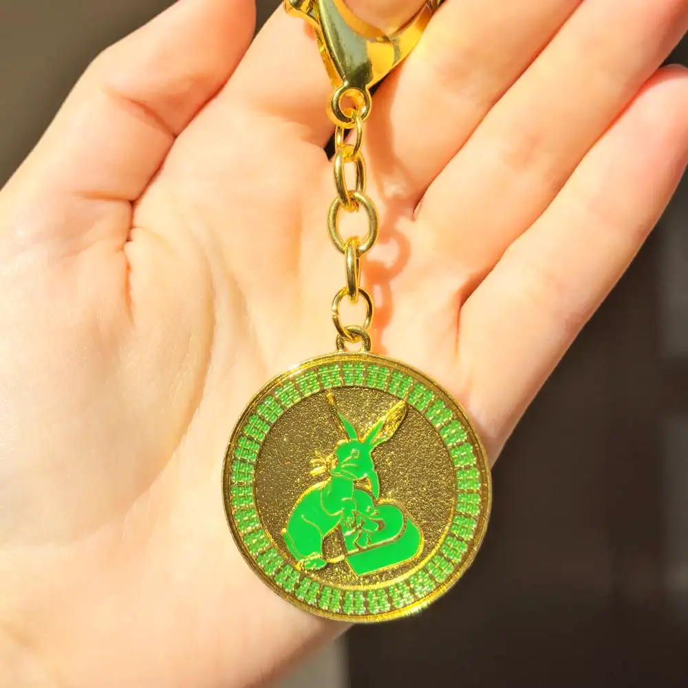 Breloc Iepure cu flori de piersic