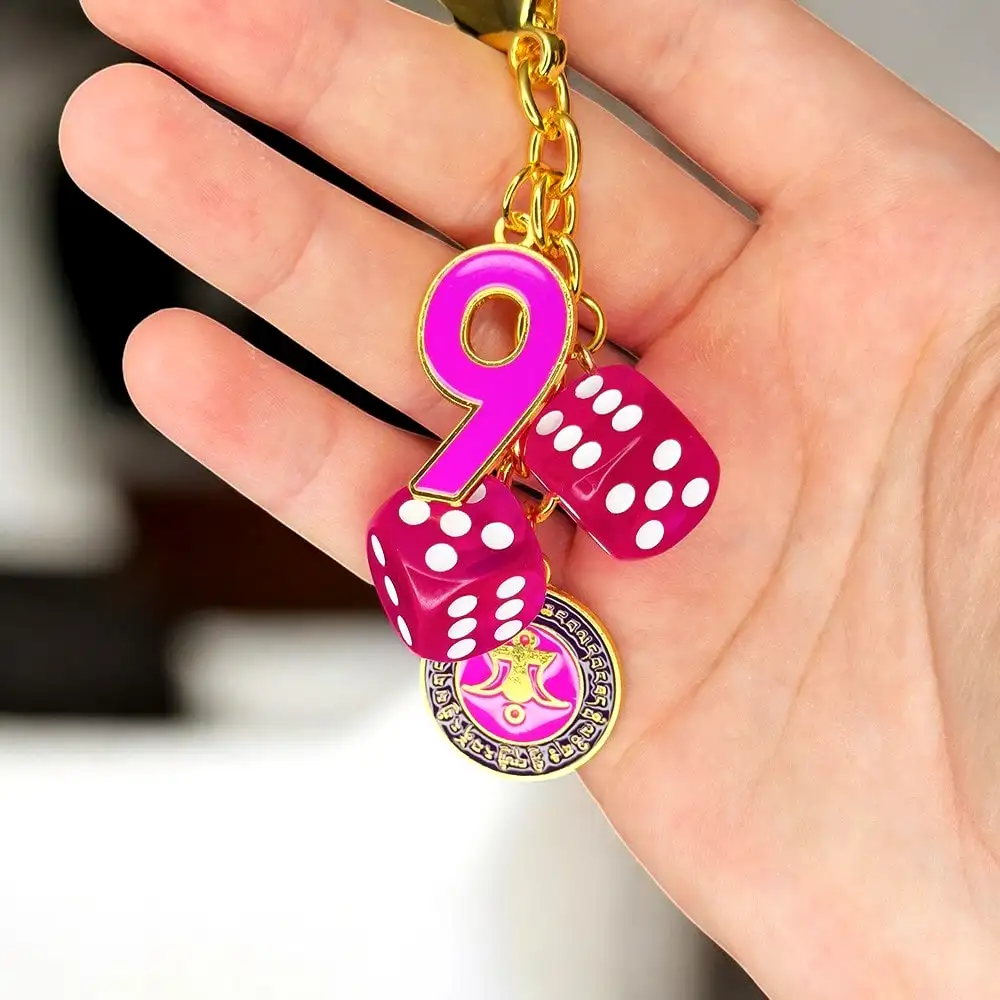 Breloc amuletă cu numărul 9 norocos și chintă regală