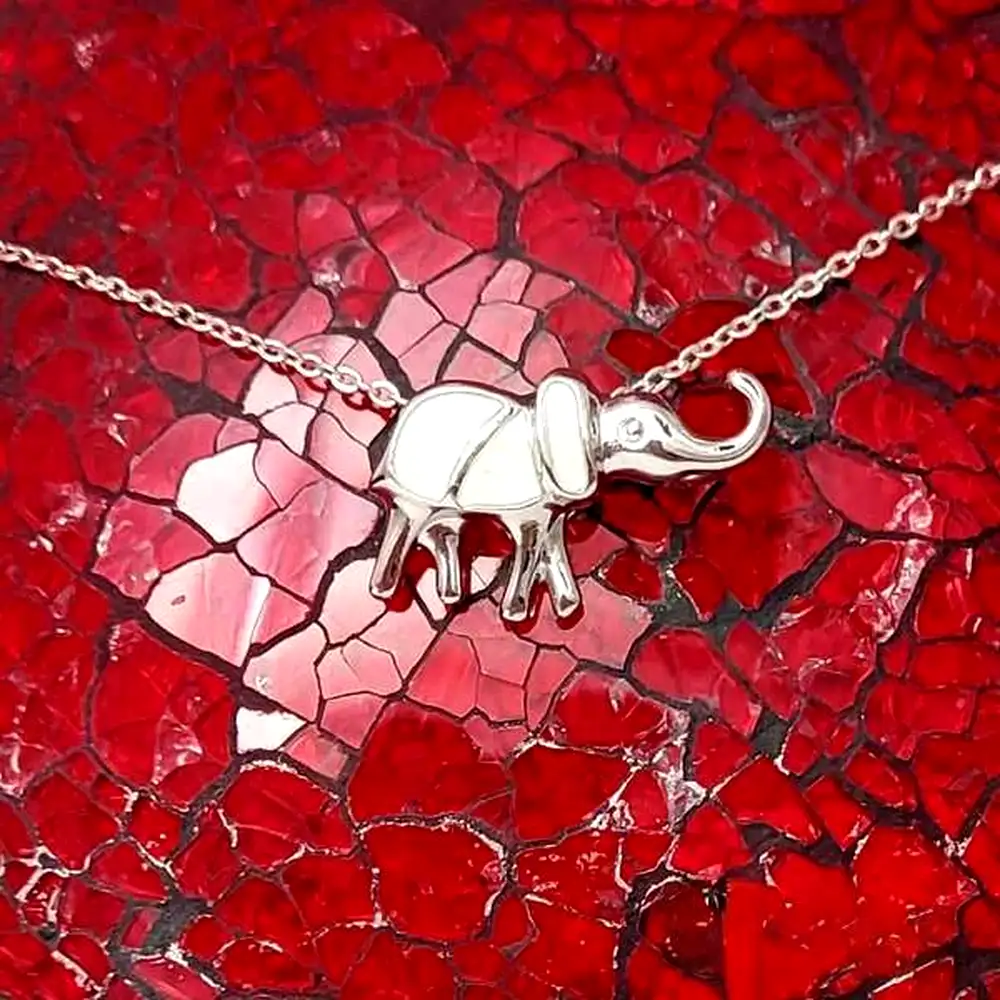 Colier elefant trompa in sus și piatra lunii