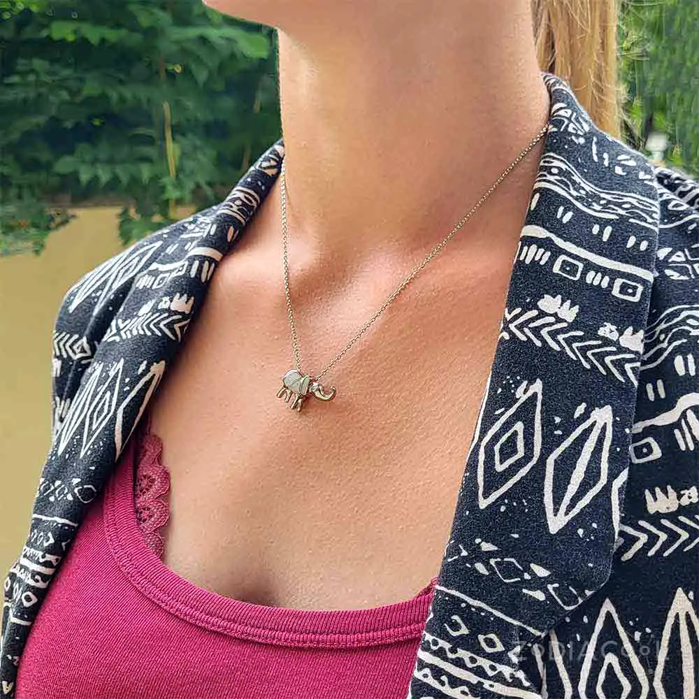 Colier elefant trompa in sus și piatra lunii