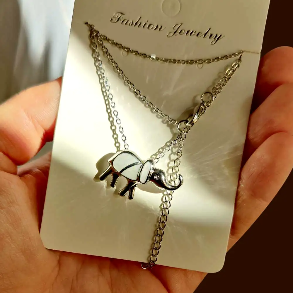 Colier elefant trompa in sus și piatra lunii