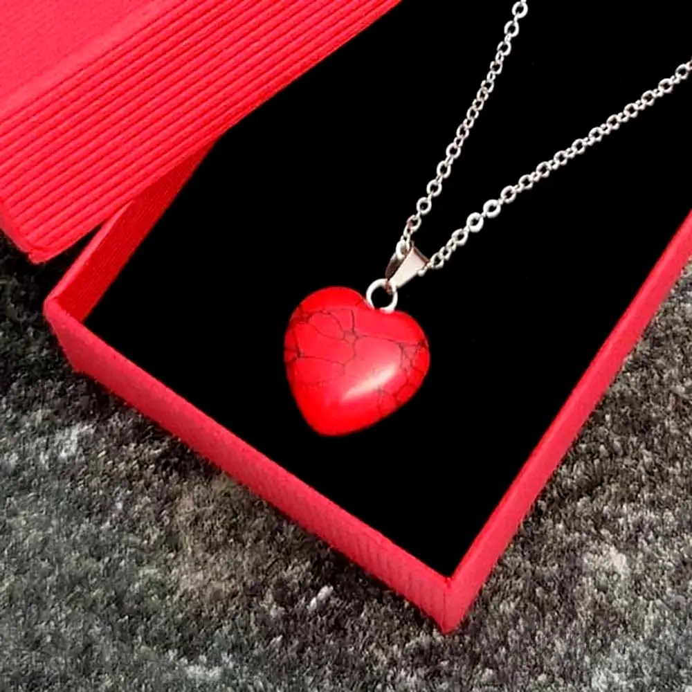 Pandantiv Howlit roșu fațetat