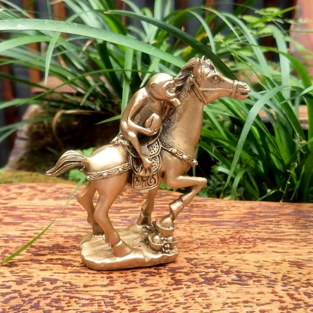 Maimuta pe cal cu piersica