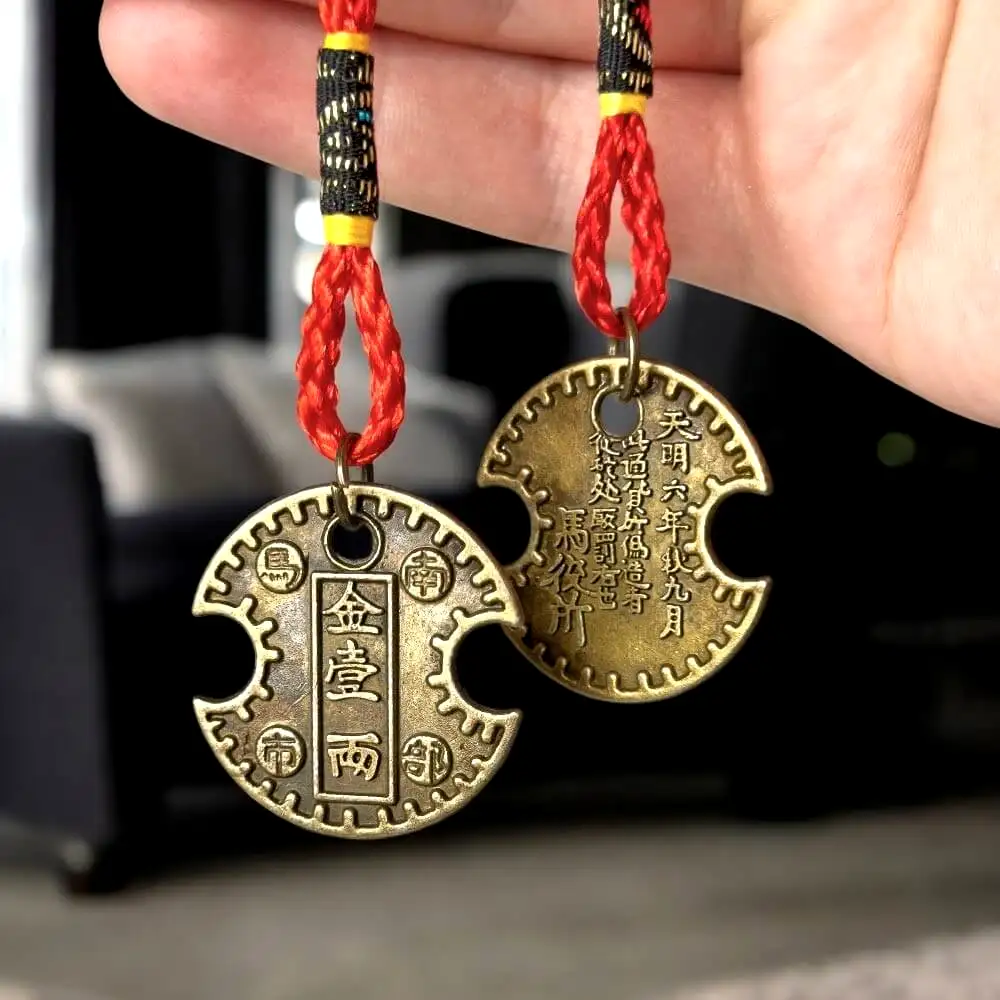 Amuleta cu moneda lacat pentru bani si noroc