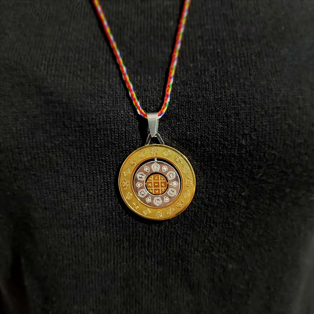 Amuleta puterii divine cu snur in culorile celor 5 elemente