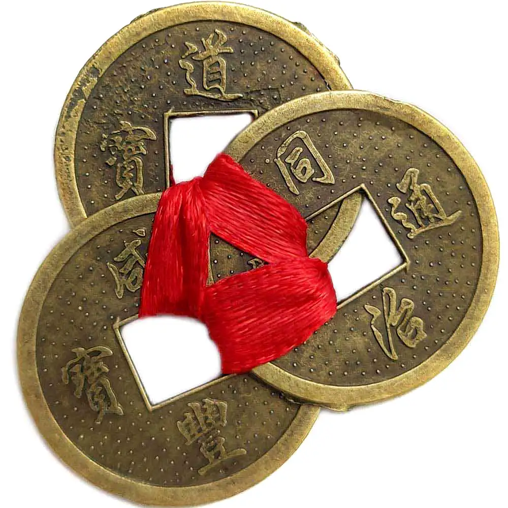 Amuleta trei monede chinezesti legate cu fir rosu, simbol Feng Shui al bogatiei, pentru protectia de pierderi si ghinioane, auriu 