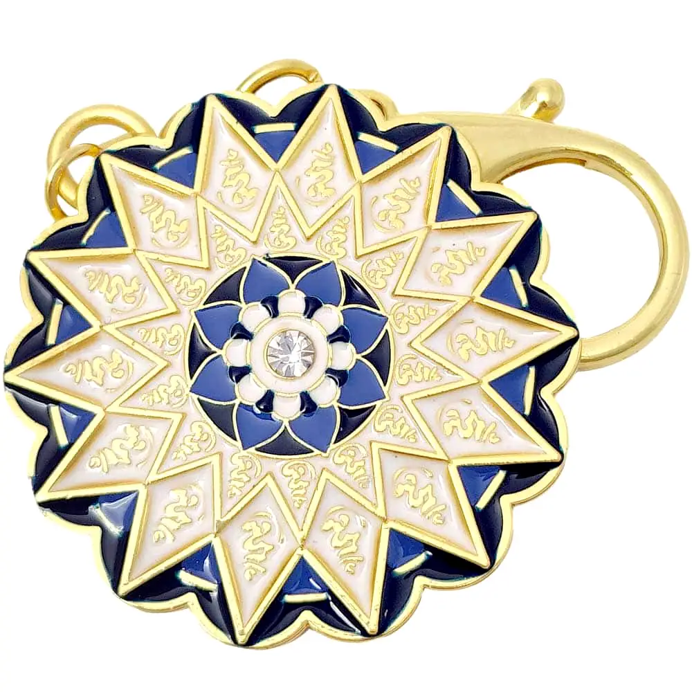 Breloc 28 Silabe HUM cu lotus, amuletă feng shui împotriva geloziei și jignirilor, metal alb cu albastru 10 cm