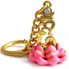 Breloc silaba Hum pe floare de lotus, amuletă feng shui pentru căsătorie, metal roz 8 cm și zirconiu