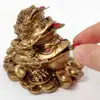 Broaste bani, trei broscute cu triplu noroc la bani pentru 3 generatii, statueta feng shui aurie 7.5 cm