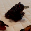 Broasca norocoasa Feng Shui cu bani in gura pe soclu de monede si pepite, piatra rosu 9 mm