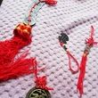 Amuleta antiaccidente feng shui pentru protectie impotriva accidentelor, cu monede norocoase, auriu snur rosu