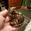 Statueta cu Doi Pesti Crap la Poarta Dragonului pentru noroc la bani, 7 cm auriu