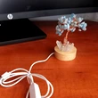 Copacel Acvamarin cu lumini, piatra curajului, obeliscuri cristal pe soclu lemn si cablu USB, albastru bleu