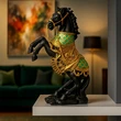 Statuie cal negru cu șa aurie