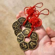 Moneda Floare de Prun, amulete de dragoste cu ideograme pentru o viata cu impliniri si consolidarea relatiei, auriu snur rosu