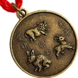 Amuleta aliati pentru zodia Iepure, Capra si Mistret, aurie cu snur rosu