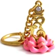 Breloc silaba Hum pe floare de lotus, amuletă feng shui pentru căsătorie, metal roz 8 cm și zirconiu