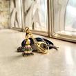 Breloc Stupa cu Buddha Medicinei, amuletă feng shui pentru protecție boli și vindecare, metal auriu 10.5 cm