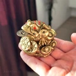 Broasca Feng Shui cu pietre rosii si monede, talisman pentru bani, noroc si bogatie in casa, statueta auriu 55 mm