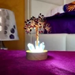 Copacel Granat cu lumina, pietre semipretioase  pentru atingerea scopurilor, obeliscuri cristal pe soclu lemn si cablu usb, negru rosu
