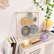 Tablou decorativ metalic cu bujori, flori albastre și aurii