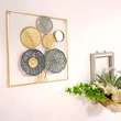 Tablou decorativ metalic cu bujori, flori albastre și aurii