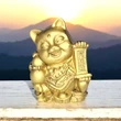 Pisica Maneki Neko pe pepite, remediu feng shui pentru protecție și prosperitate, rășină aurie 8 cm