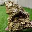 Broasca feng shui Chan Chu, broaste mari cu drumul vietii din pietre rosii si moneda cu ideograme, amuleta pentru bunastare, statueta auriu 140 mm