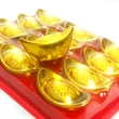 Set 12 bucati Pepite, amuleta feng shui de bani, auriu 5 cm in suport rosu