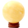 Sfera din piatra naturala calcit, obiect feng shui pentru absorbirea energiei negative, suport lemn inclus, galben crem 6 cm