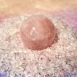 Sfera cuart roz, piatra dragostei, sfere de cristal 5-6 cm suport lemn