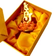 Silaba Hum pe lotus cu mantra Akshobhya, obiect feng shui pentru căsătorie, metal auriu roz 7.5 cm