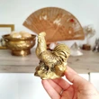 Cocos feng shui pe munte de aur, remediu pentru castiguri si inlaturare energii negative, statueta auriu, 9,5cm
