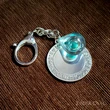 Breloc Lotus și picatură de apă, amuletă feng shui pentru bani cu mantre de protecție bogăție, metal argintiu 14 cm