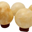 Sfera din piatra naturala calcit, obiect feng shui pentru absorbirea energiei negative, suport lemn inclus, galben crem 6 cm