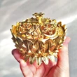 Vasul Abundentei, obiect feng shui cu 8 simboluri norocoase pentru atragere bani, 10 cm metal auriu