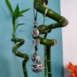 Amuleta protectie sanatate Wu Lou cu lilieci pestii Koi lotus, accesoriu premium pentru casa, masina sau geanta, metal broderie argintiu snur 190 mm