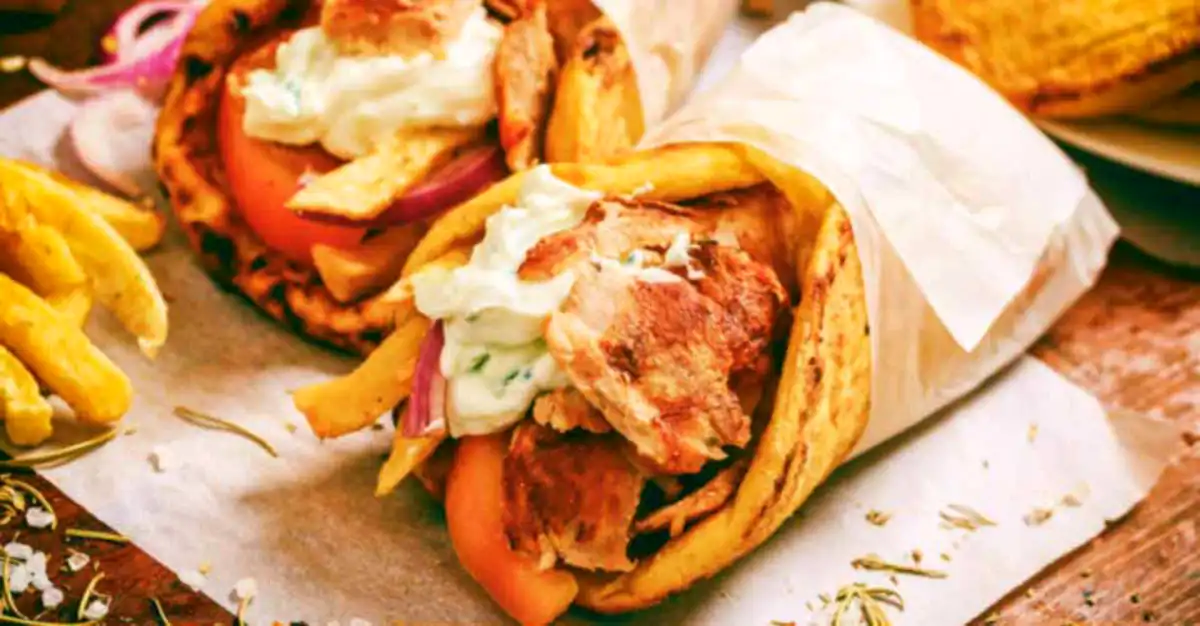 Gyros cu pui și sos tzatziki