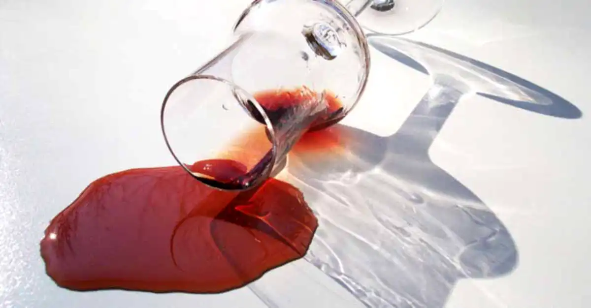 Cum să scoți petele de vin roșu fără efort