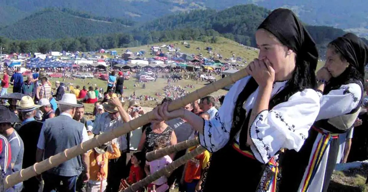 Obiceiuri din bătrâni pentru dragoste și căsătorie – Târgul de pe Muntele Găina