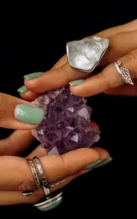 Cum se poartă brățările din pietre semiprețioase? Întrebări frecvente