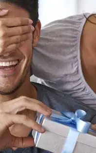 Dragobetele sărută fetele. Dar ce cadouri le aduce?