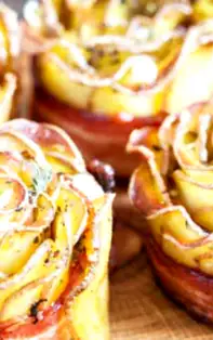 Rețeta de trandafiri din cartofi și bacon, o garnitură delicioasă