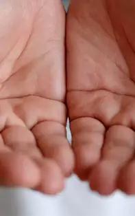 Elocvență și idealism sau ruină în dragoste? Află ce spune linia capului despre tine