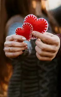 Femeia ideala pentru barbatul Pesti. Descopera calitatile care il atrag pe acest romantic incurabil