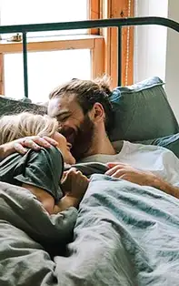 Dormiți îmbrățișați! Vă poate salva relația și asigura fericirea împreună!