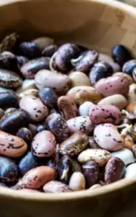 Trucuri în bucătărie. Cum să gătești corect fasolea ca să nu te baloneze