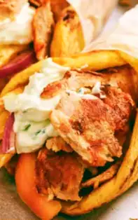 Gyros cu pui și sos tzatziki